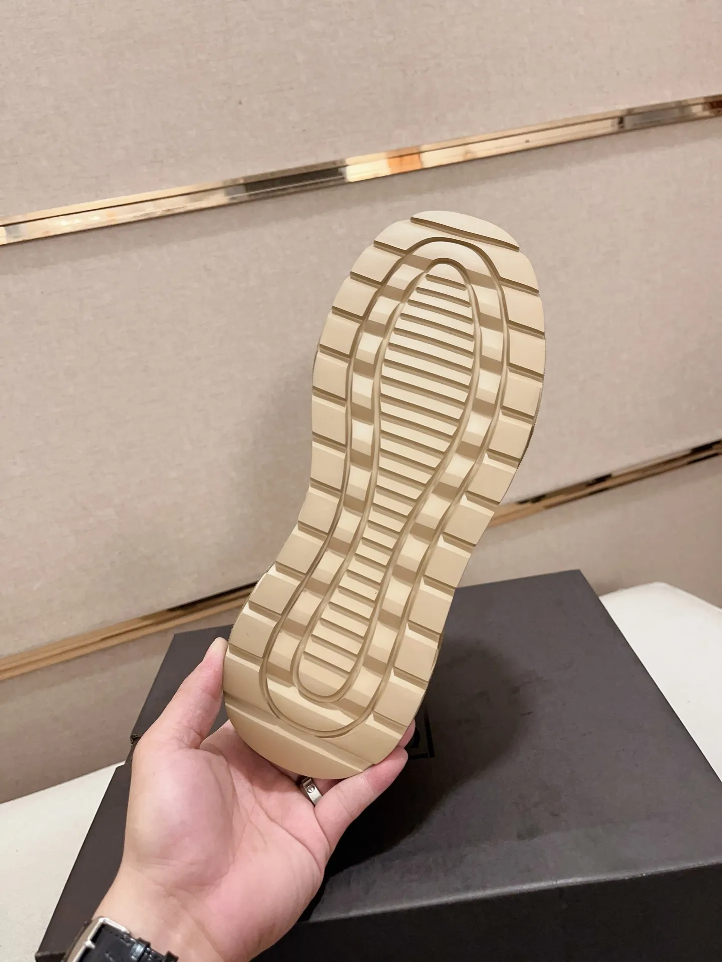Factory Price: 380 Men's Men's Shoes💰North American Men's Shoes Ugg ☃️In the special sale of new high-quality men's shoes and snow boots in autumn and winter, the nemesis of extreme cold weather! Made of cowhide leather, merino wool lining, and original outsole, whether driving, outdoor or daily wear, there is always one that suits you! Code number 39-44